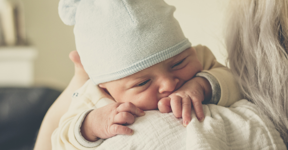 Beba podriguje na ramenu